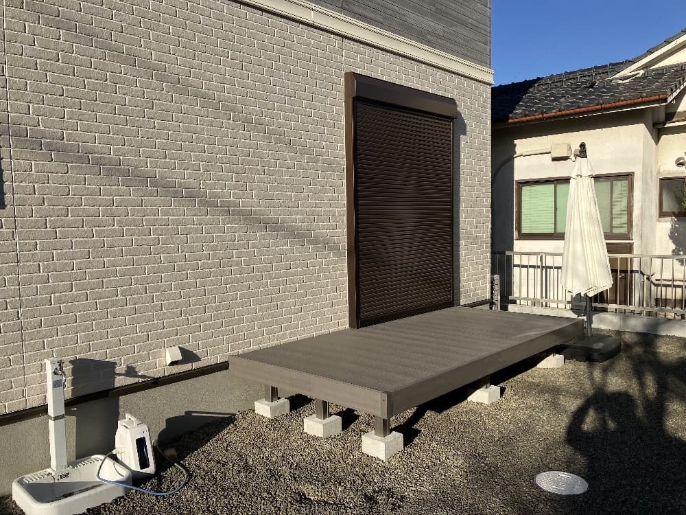 ハート工夢店の人工目ウッドデッキ取付け